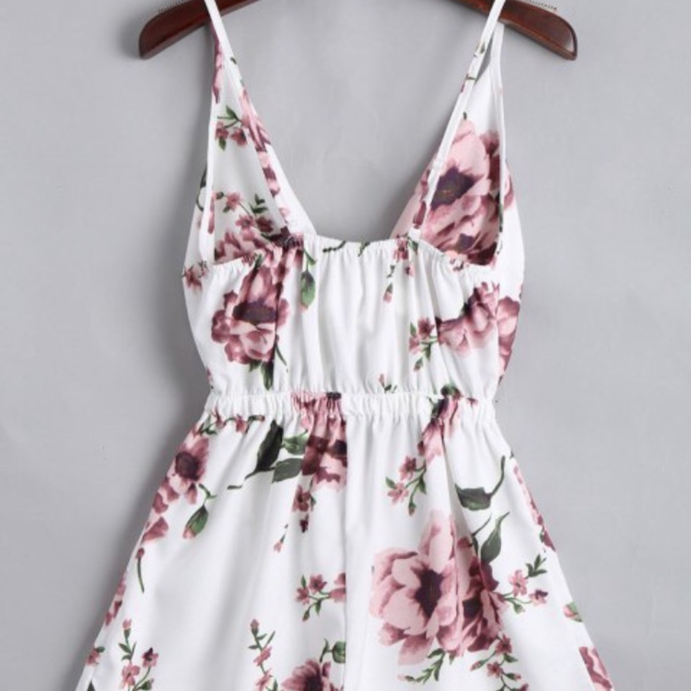 โผ๏ธLASTโผ๏ธ๐HOST PICK & PM Floral Tie Cut Out Romper - Picture 3 of 7