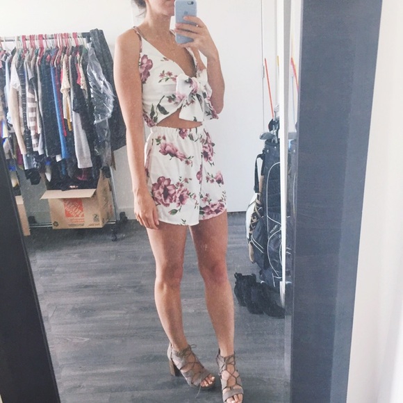 ‼️LAST‼️🎉HOST PICK & PM Floral Tie Cut Out Romper - Picture 7 of 7