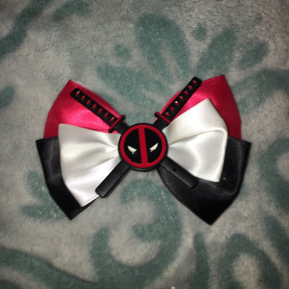 Dead pool hair bow