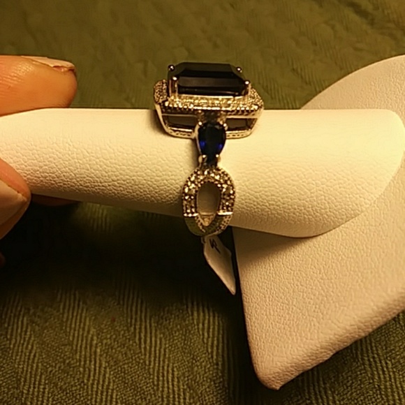 SOLD Blue sapphire ring surrounded by White sapphires - Picture 2 of 4