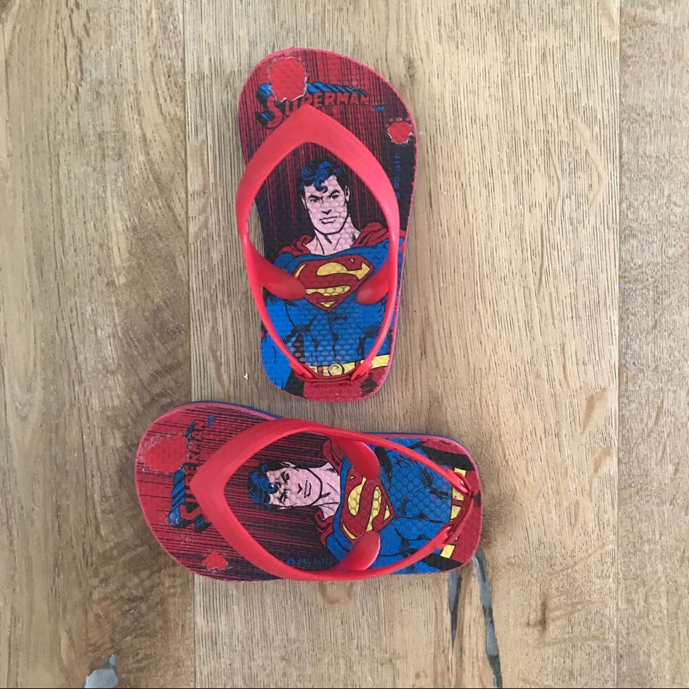 🦊 Gap Superman Flip Flop Sandals