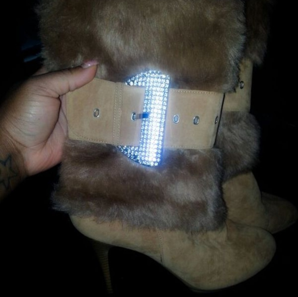 Brown diamond belted winter boots