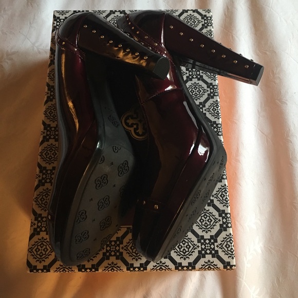 Isola Ravello Crimson Patent Leather Pump Size 7 - Picture 10 of 11