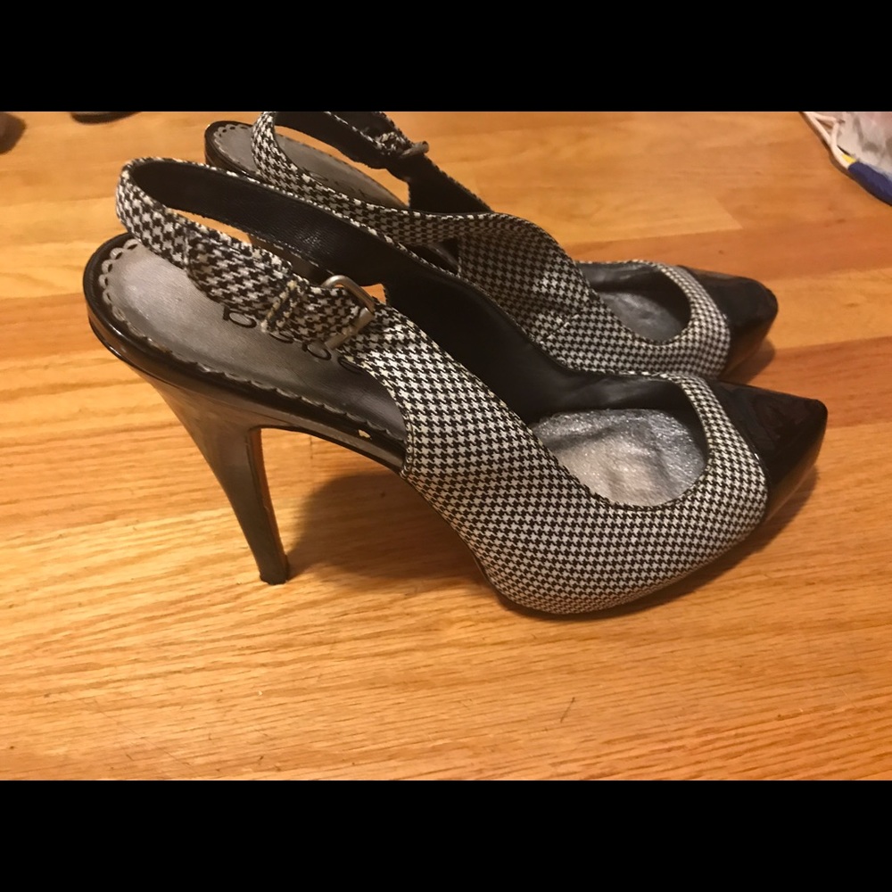 BEBE Black and white perfect heels