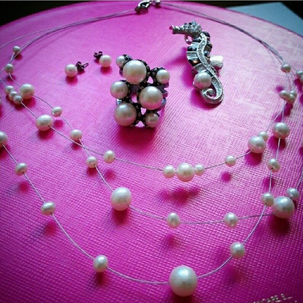 Fresh water pearl earring set+ sea horse brooch