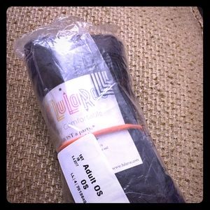 BNWT solid black Lularoe leggings!!