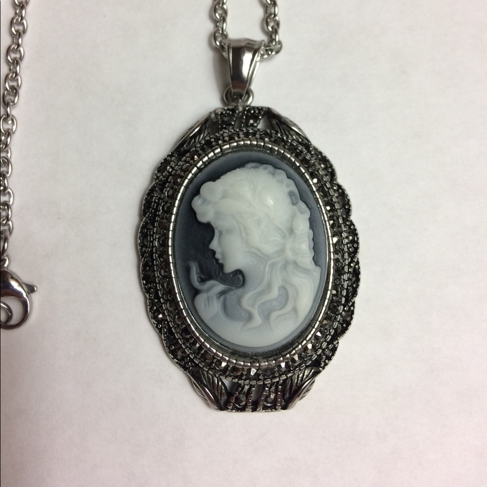 Stainless steel cameo necklace (20in chain)❗️👀