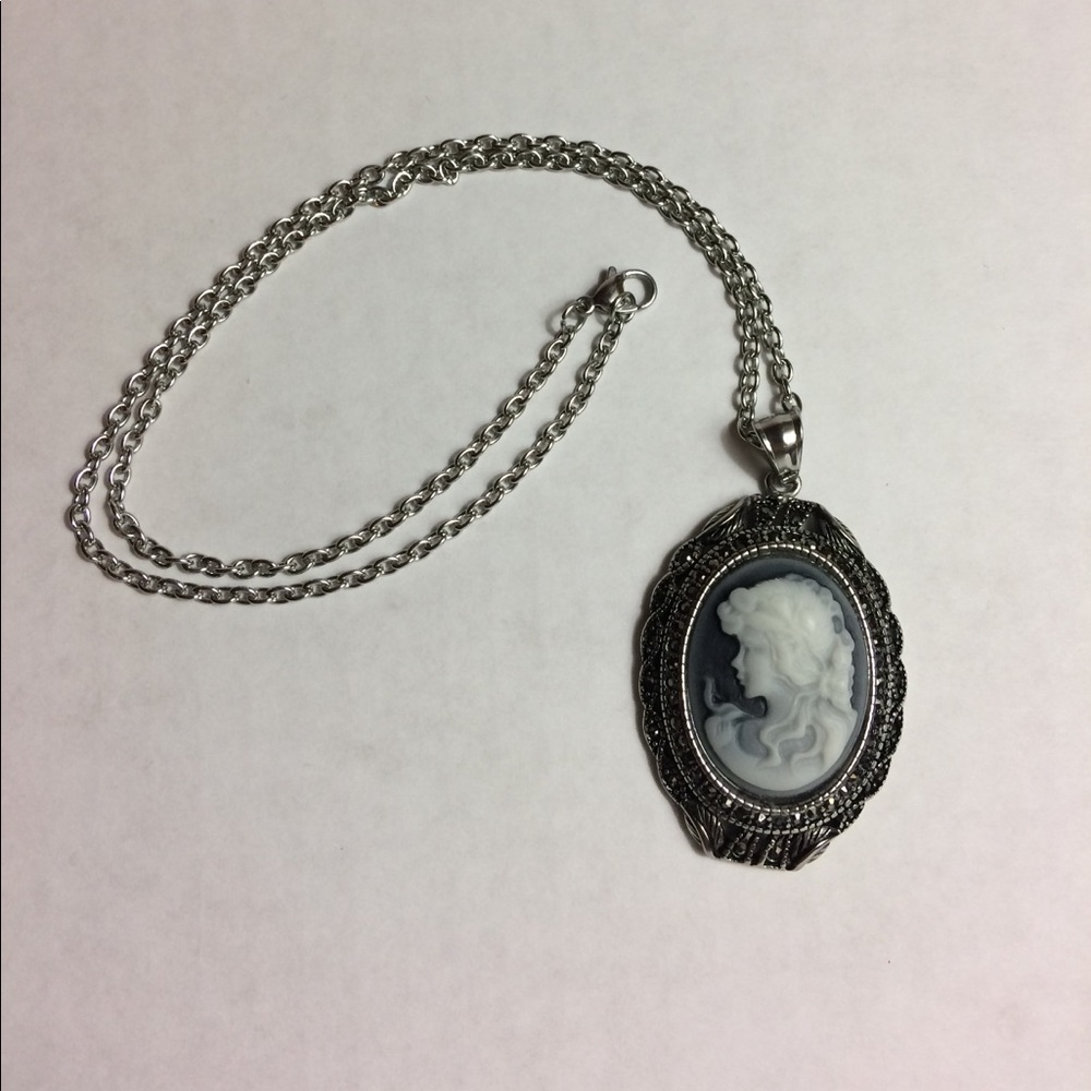 Stainless steel cameo necklace (20in chain)❗️👀 - Picture 2 of 4