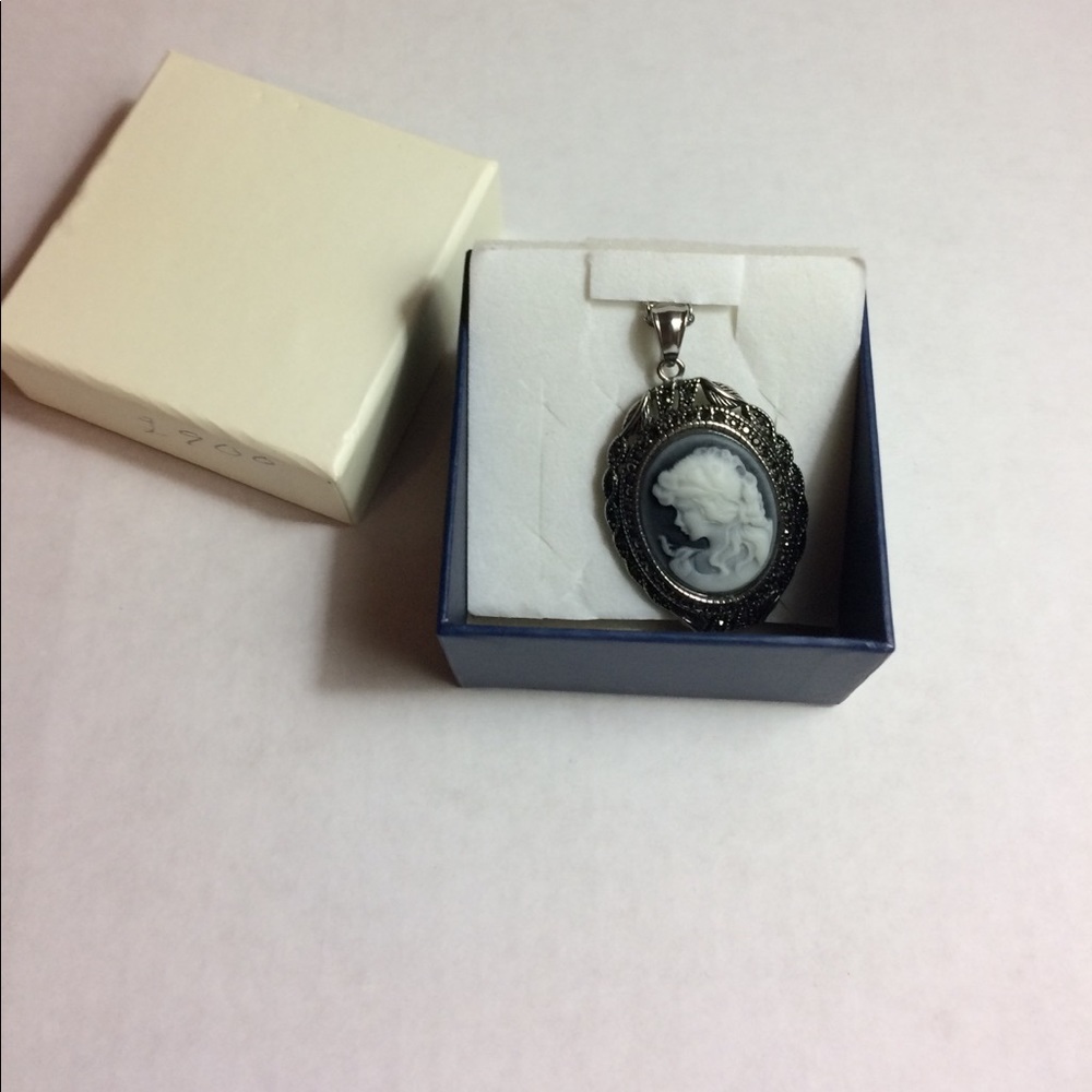 Stainless steel cameo necklace (20in chain)❗️👀 - Picture 3 of 4