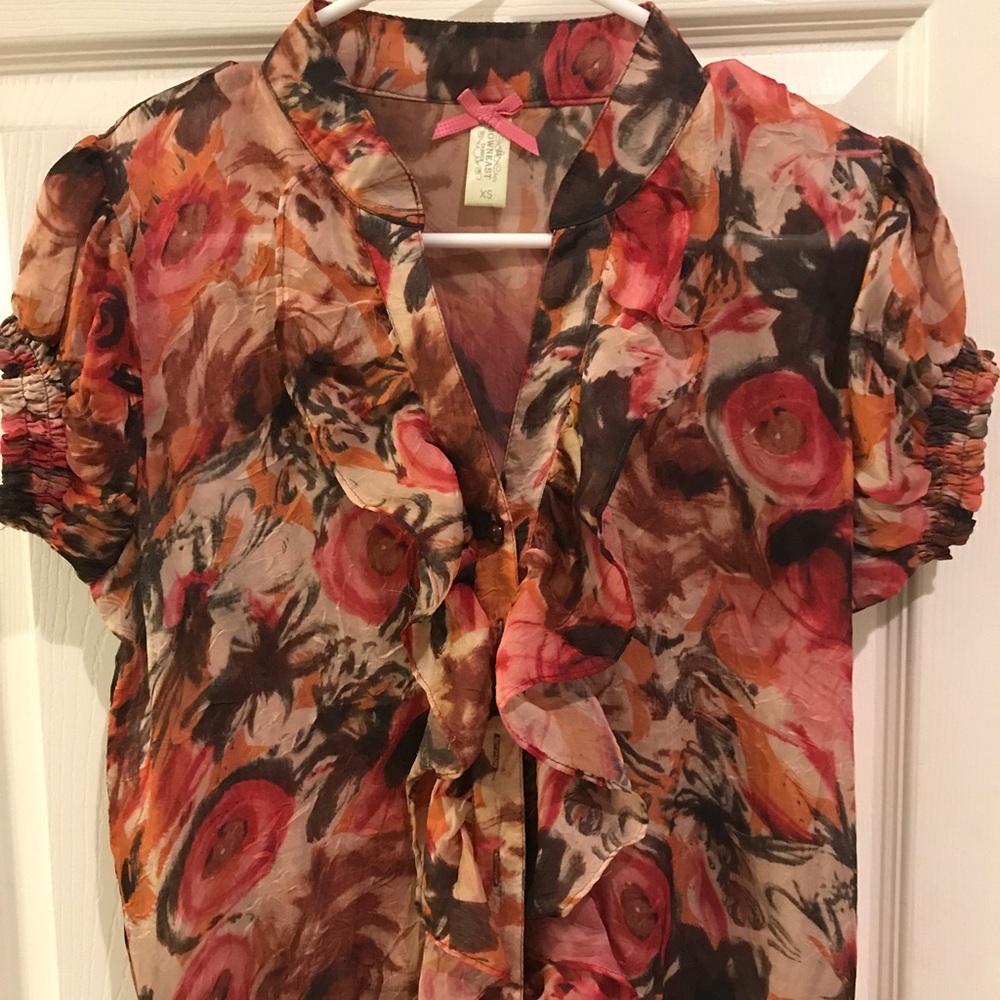 Super cute multicolor blouse with ruffle collar