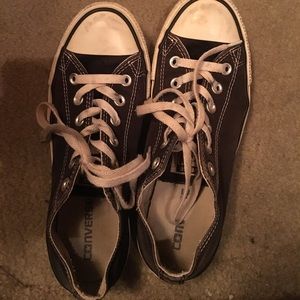 Black low top converse!