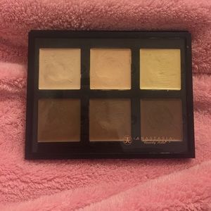 Gently used Anastasia contour kit in light