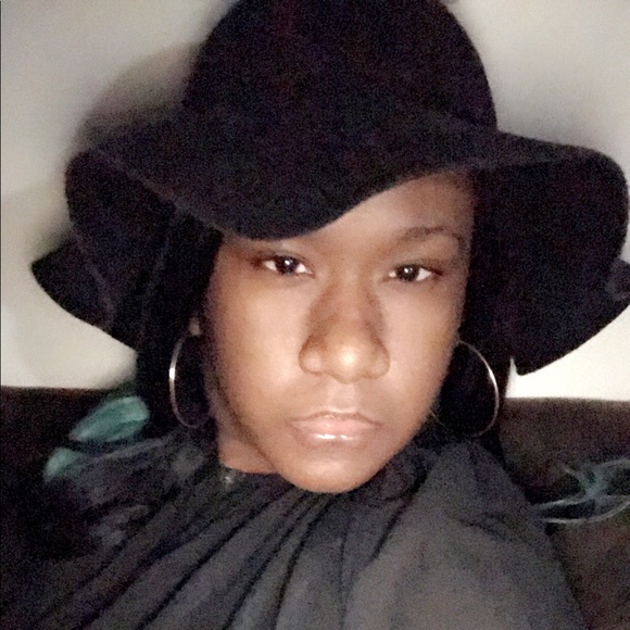 Meet your Posher, Alphia - Picture 1 of 1