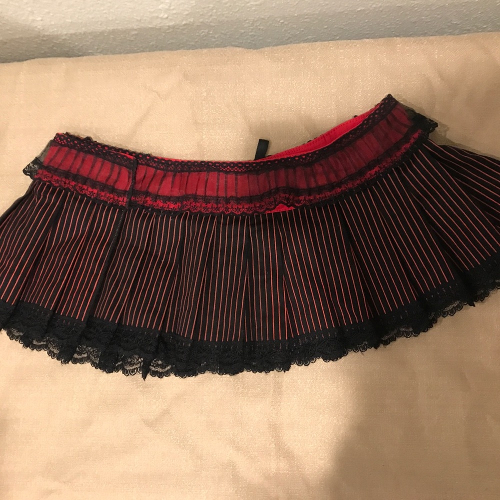 Short dress-up skirt
