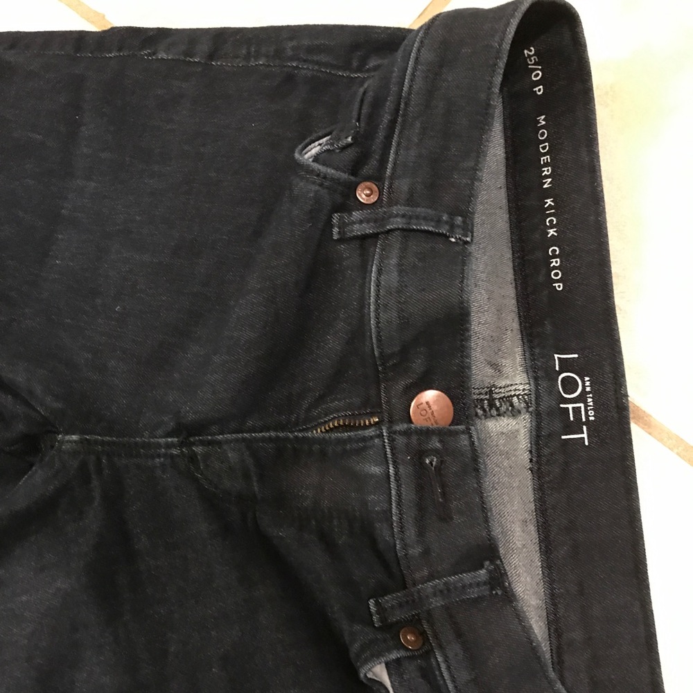 LOFT modern kick crop pants in dark rinse