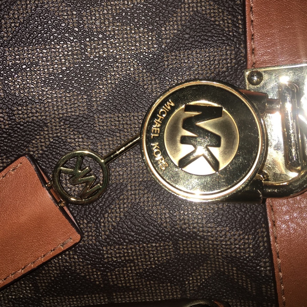 Authentic Micheal Kors purse - Picture 2 of 3