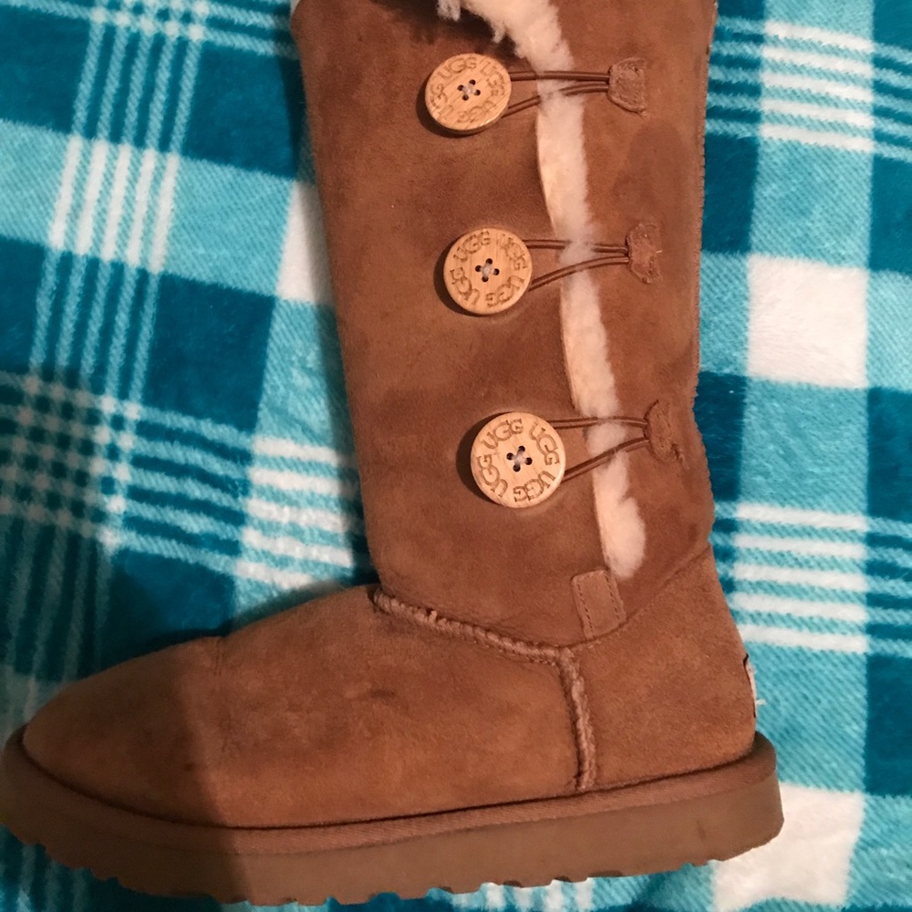 Bailey Triple Button Chestnut Uggs - image 1
