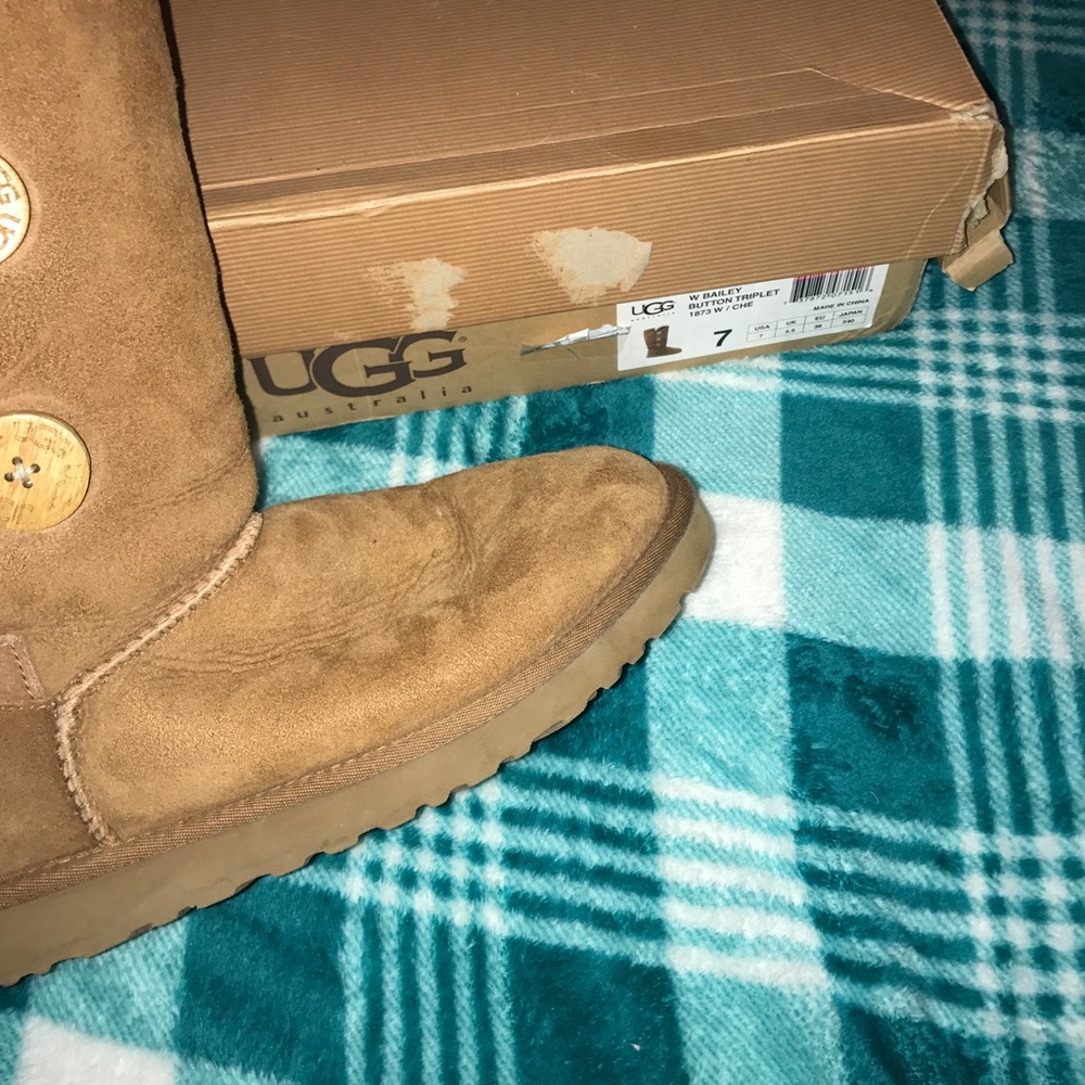 Bailey Triple Button Chestnut Uggs - image 5