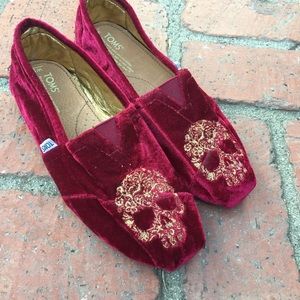 Limited edition red velvet gold skull toms