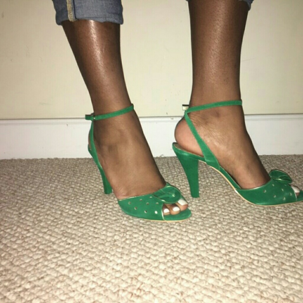 Open toe dark green shoes