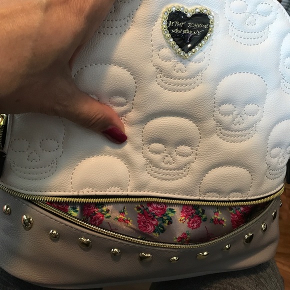 LAST ONE‼️- Betsey Johnson Medium Skull Backpack - Picture 5 of 8