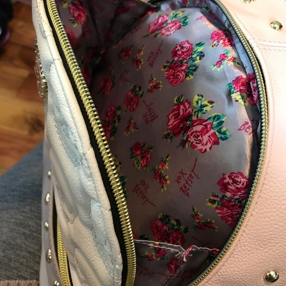 LAST ONE‼️- Betsey Johnson Medium Skull Backpack - Picture 6 of 8