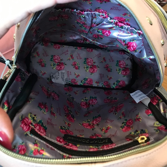 LAST ONE‼️- Betsey Johnson Medium Skull Backpack - Picture 7 of 8