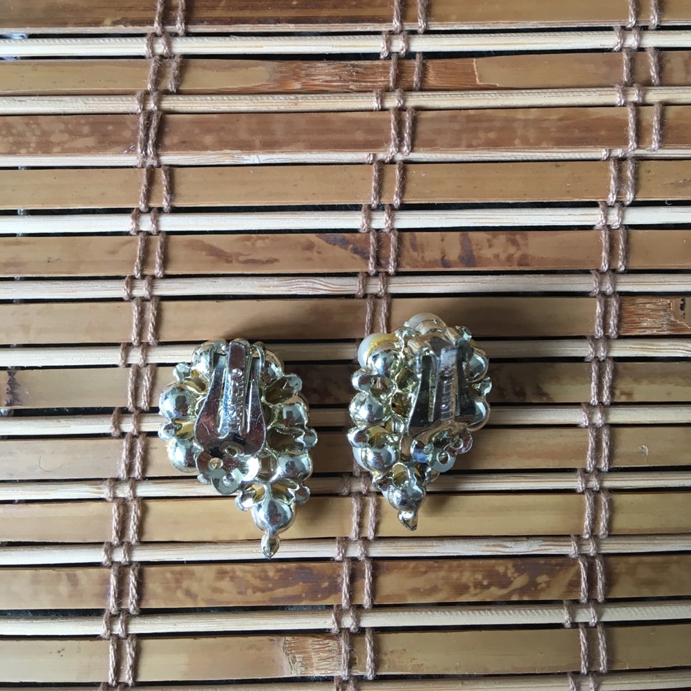 Vintage Gold Pearl Lisner Clip On Earrings Signed - Picture 2 of 3