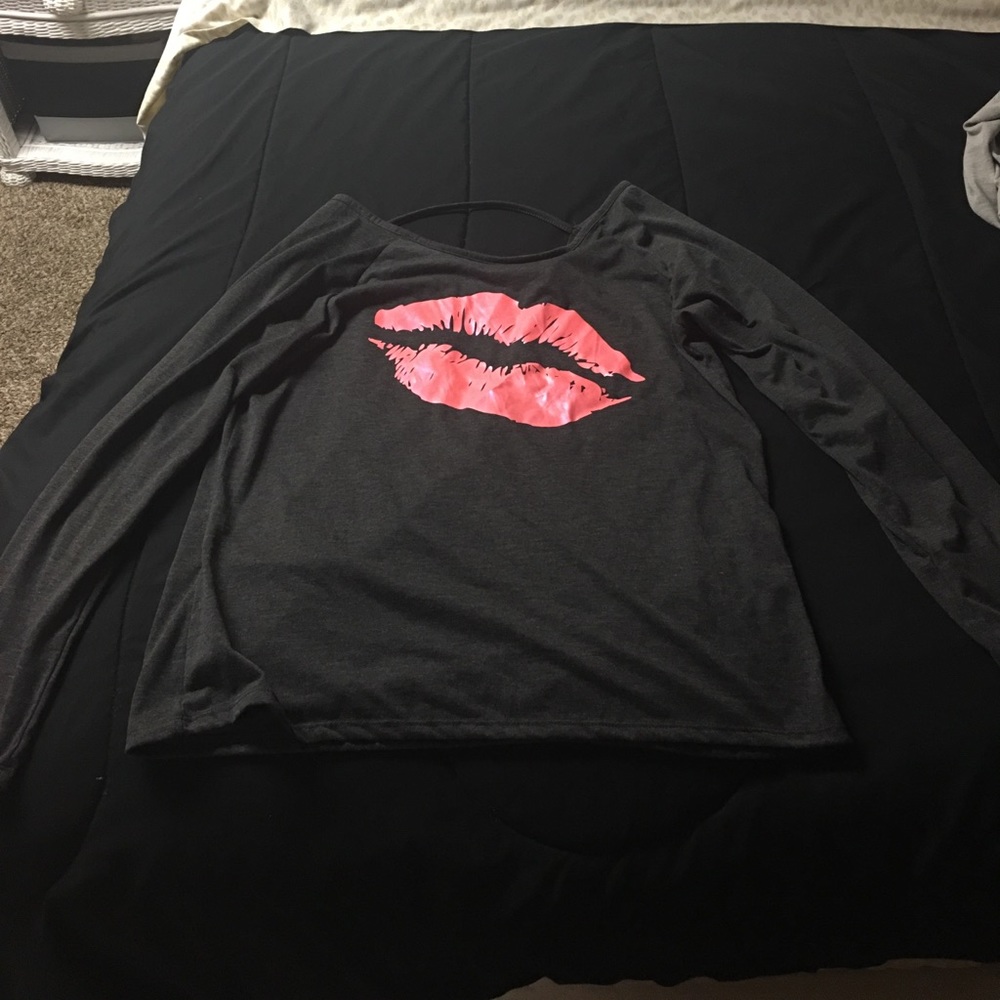 Long sleeves lip shirt