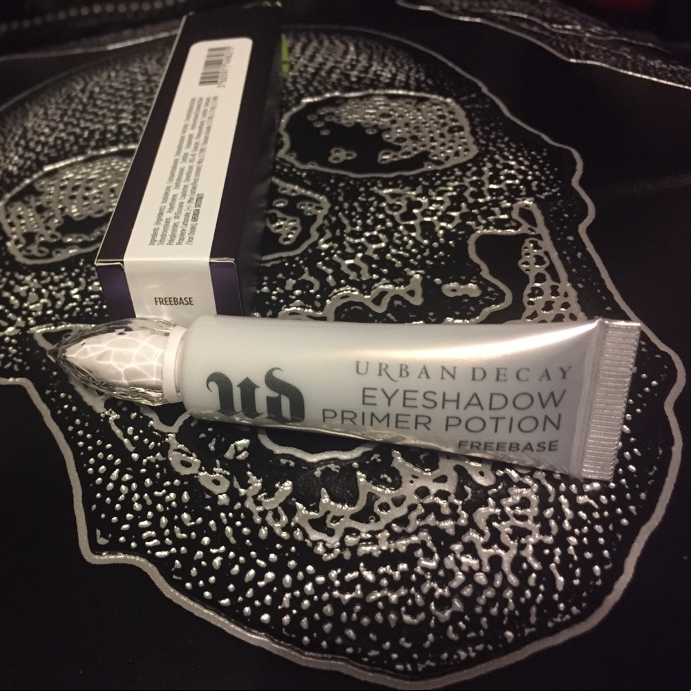Urban Decay Eyeshadow Primer Potion in FREEBASE