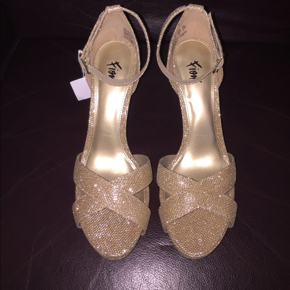Fioni Shoes - NWT Fioni Sz 8.5 ankle strap 4 1/4" heel