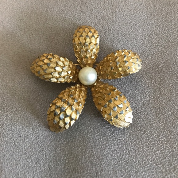 B.S.K. Jewelry - Vintage B.S.K. Flower with Pearl Brooch