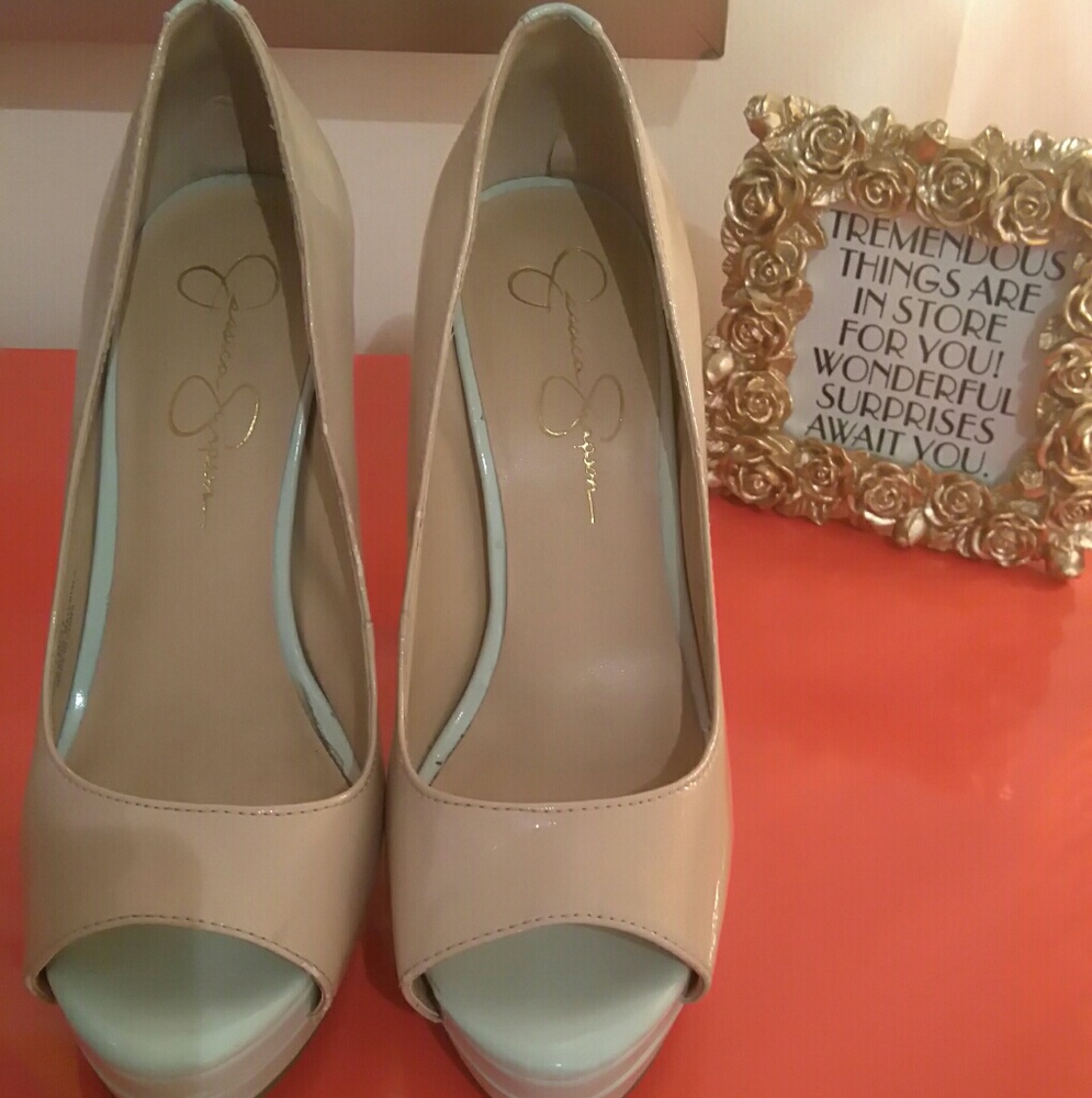 Jessica Simpson pumps heels