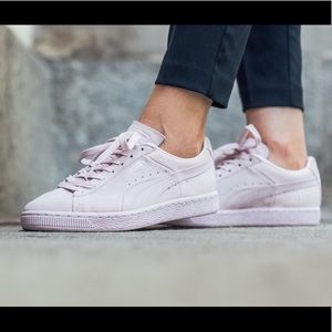 Lilac snow suede pumas