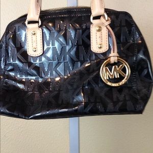 BEAUTIFUL MICHAEL KORS small clutch!