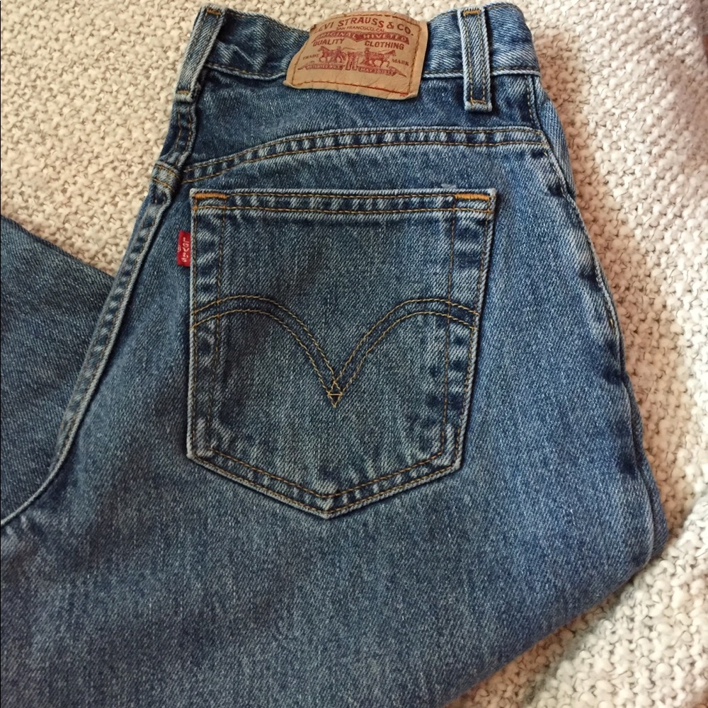 Vintage Levi medium wash denim jeans. Size 6!