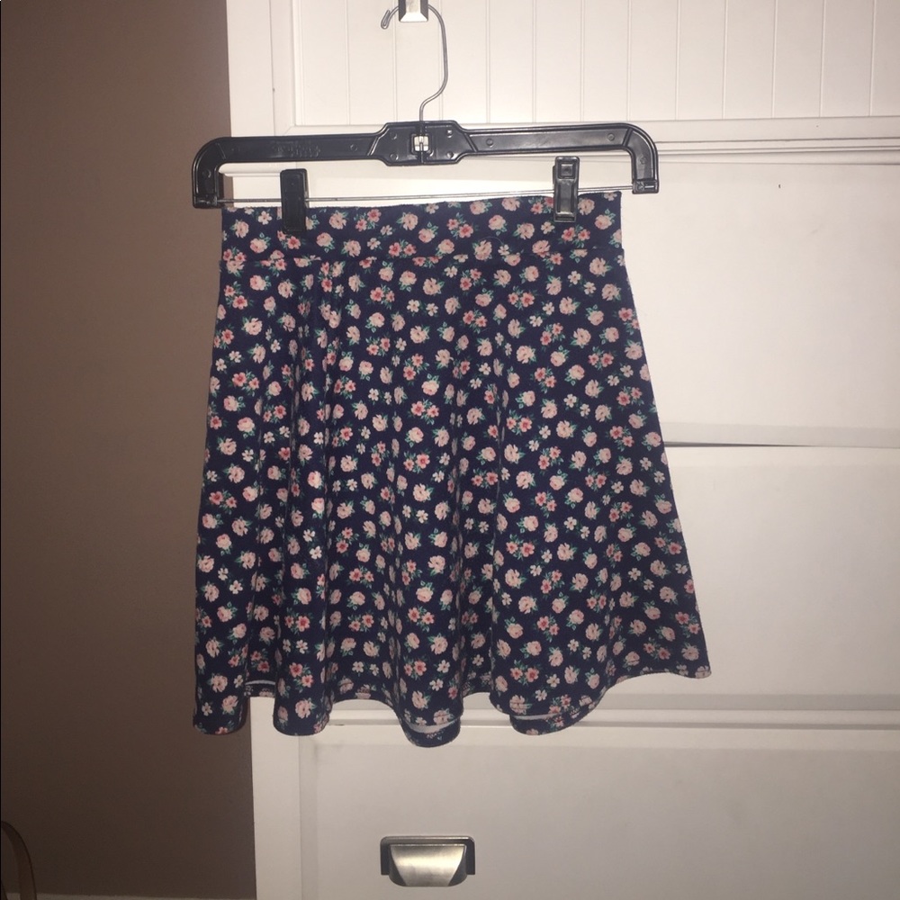 SUPER CUTE FLORAL SKATER SKIRT!