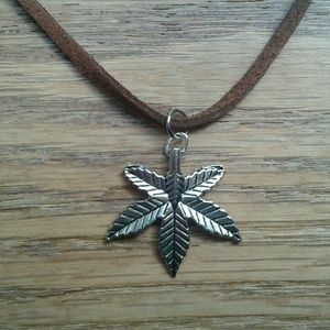 ๏ฑMarijuana Leaf Necklace