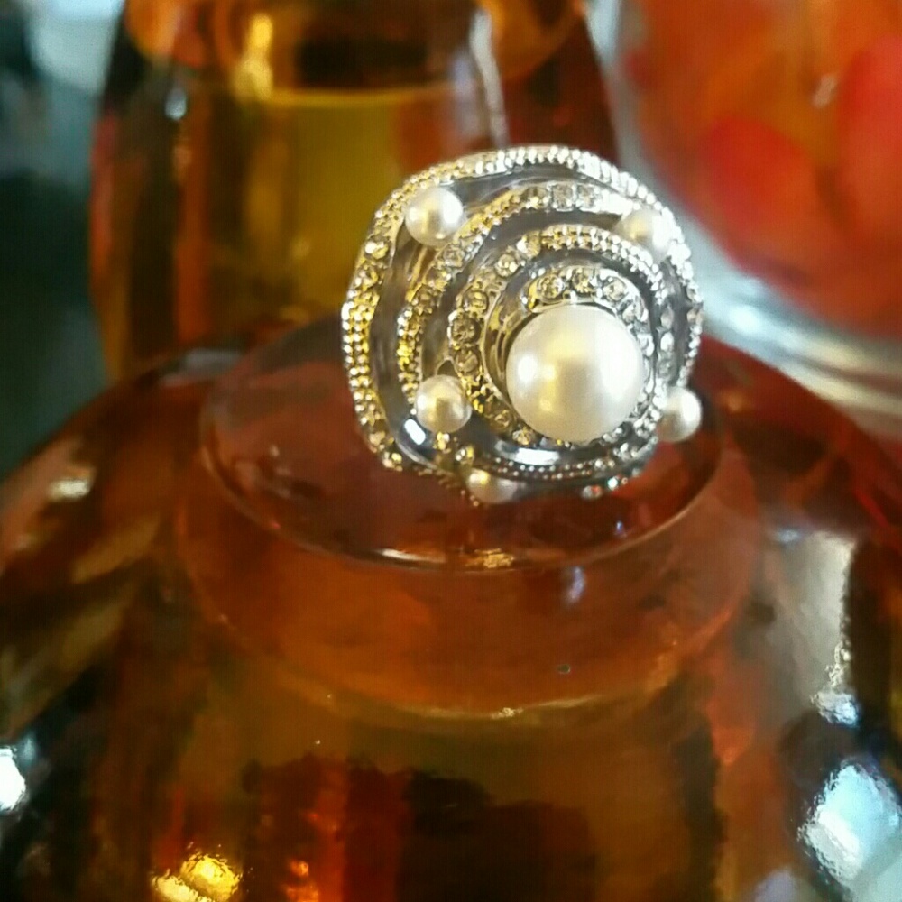 Silver,  rhinestone/pearl costume ring