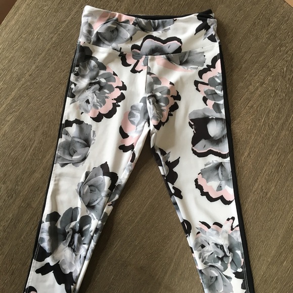 Strut-This graham floral pink/gray crop size O/S - Picture 3 of 6