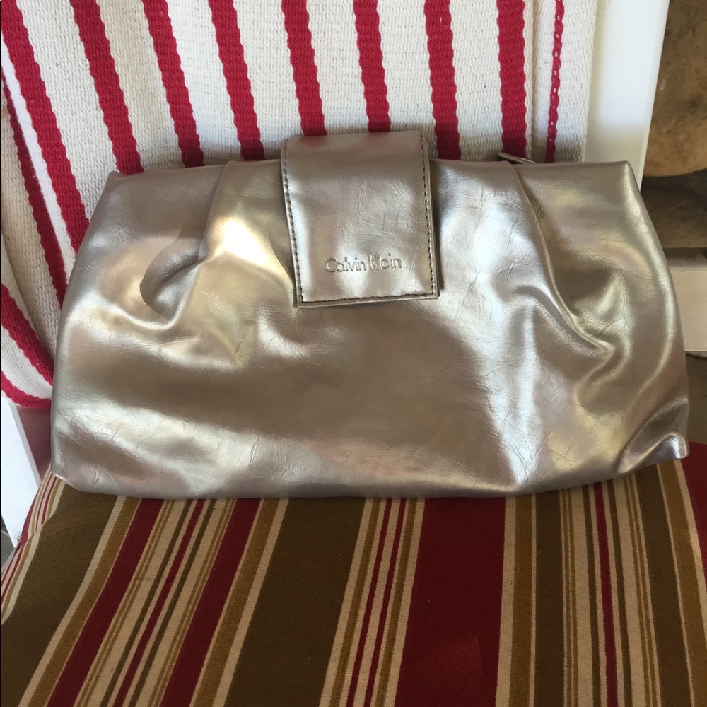 Metallic clutch with strap option