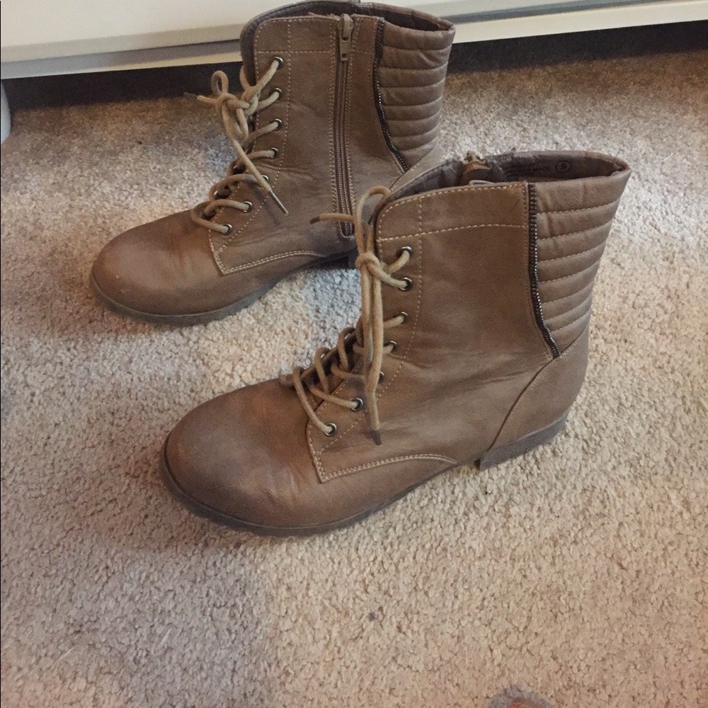 LIGHT BROWN COMBAT BOOTS!