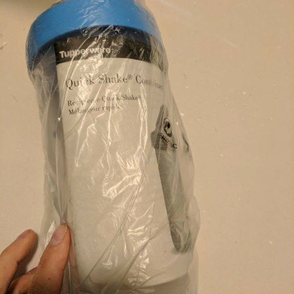 Tupperware Quick Shake Container