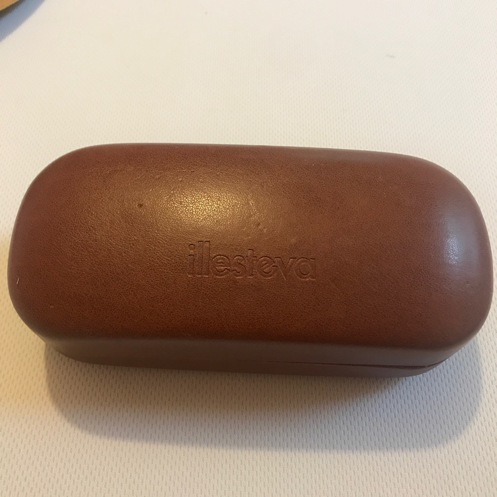 Illesteva sunglass case