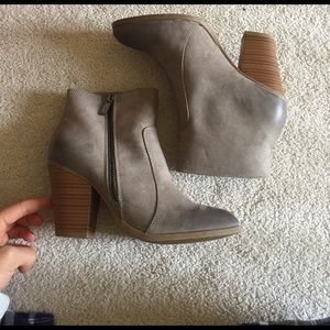Booties with chunky heel