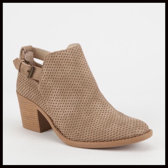 1 LEFT SALE‼️5 ⭐️Perforated Buckled Booties - Picture 7 of 7