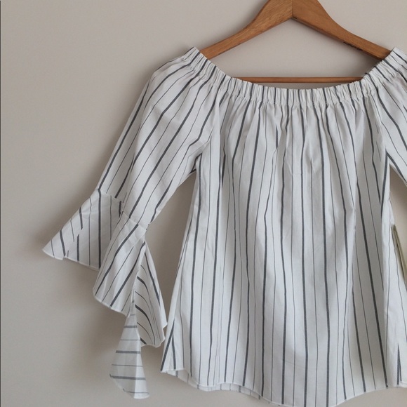 🎉PM EDITOR PICK 🎉Off Shoulder Flare Sleeve Top - Picture 3 of 4