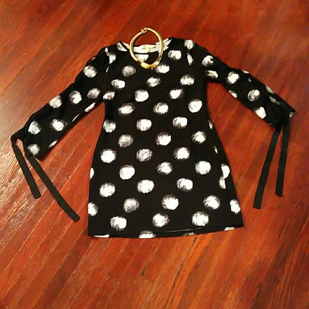 Tie Up Sleeves Arueh Dress - Picture 2 of 3