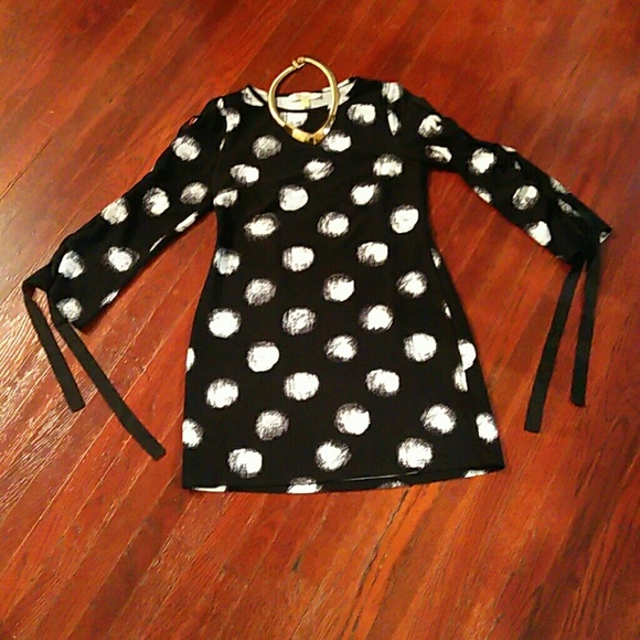 Tie Up Sleeves Arueh Dress - Picture 2 of 3