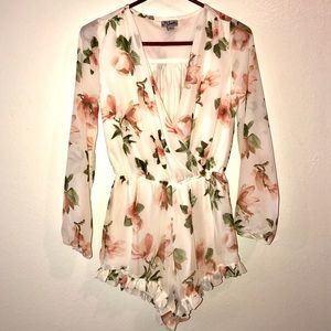 🌸NWOT Flowered Romper🌸